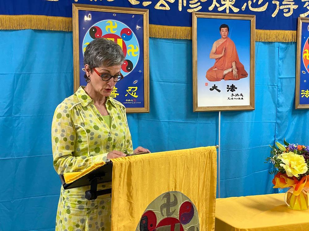 Praktikanti čitaju svoja iskustva na Montrealskoj Falun Dafa konferenciji za razmjenu iskustava 2020. godine.