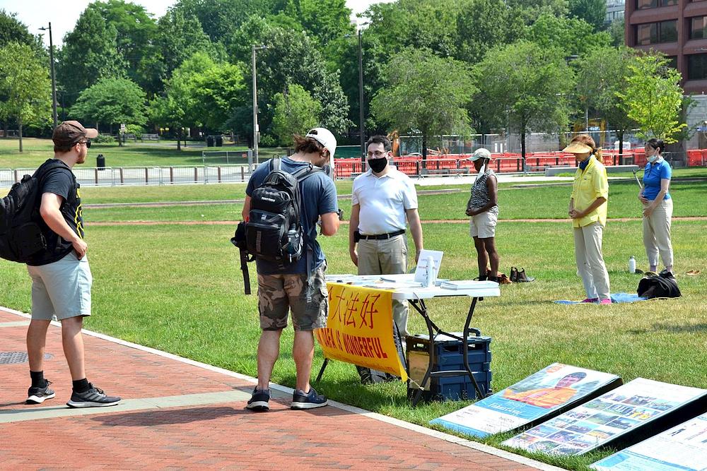 Ljudi se zaustavljaju kako bi saznali nešto više o progonu Falun Dafa u Kini.
