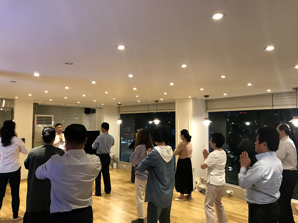 Polaznici su naučili izvoditi vježbe na dvije devetodnevne Falun Dafa radionice održane u knjižari Tianti u Seulu, u Južnoj Koreji 
 