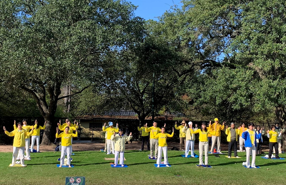 Praktikanti rade Falun Dafa vježbe u parku Hermann, Houston.
