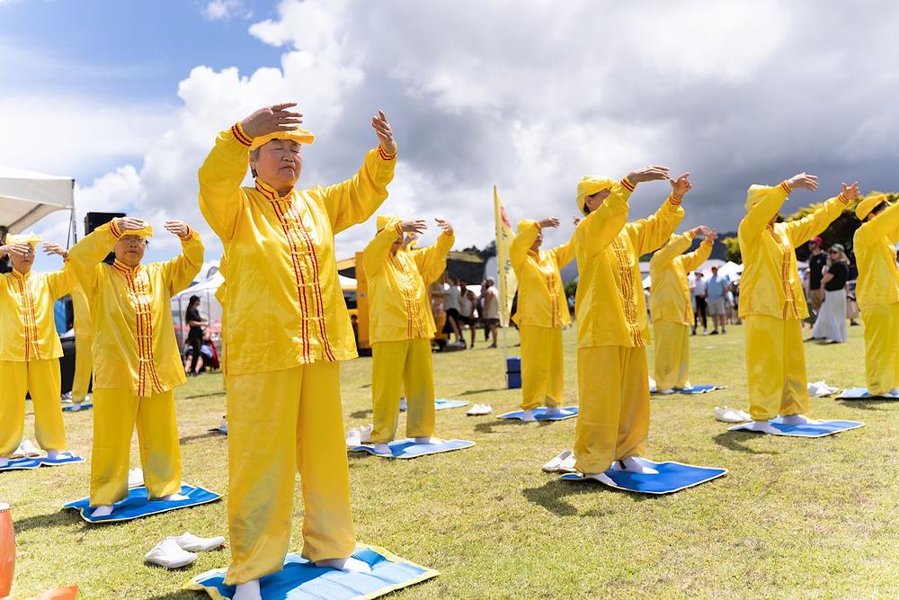 Falun Dafa praktikanti na Keltskom sajmu 2. januara 2021. godine upoznaju ljude sa ovom praksom. Oni su demonstrirali izvođenje Dafa vježbi i izveli nastup tradicionalnih kineskih dobošara.
