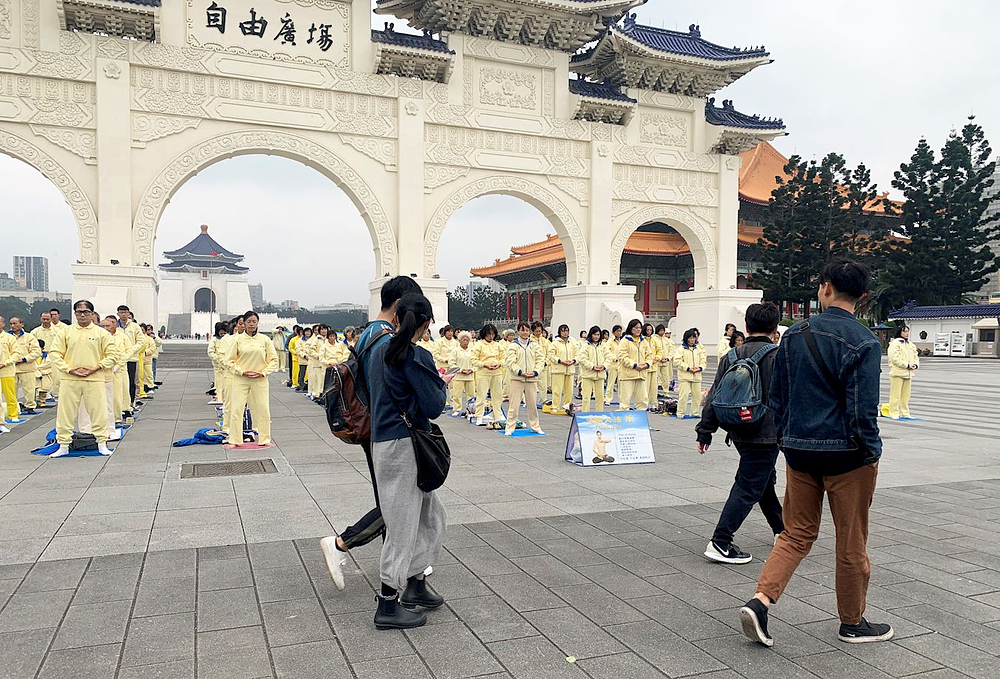 Mirna atmosfera i energija praktikanata koji rade vježbe ispred Trga slobode u Taipeiu su privukli pažnju inozemnih posjetilaca. Nekoliko njih se i zaustavilo da bi snimili fotografije.