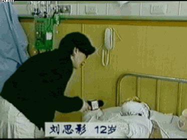 CCTV je intervjuisala 12- godišnju Liu Siiing , koja je otpevala pesmu četiri dana posle operacije dušnika.