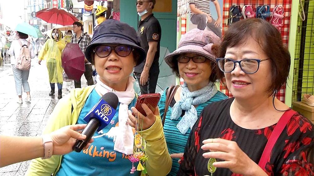 Mnogi su turisti tražili da dobiju za uspomenu cvjetove lotosa, koji na sebi imaju poruku o Falun Dafa. Oni su praktikantima bili zahvalni na ovom izvanrednom poklonu.