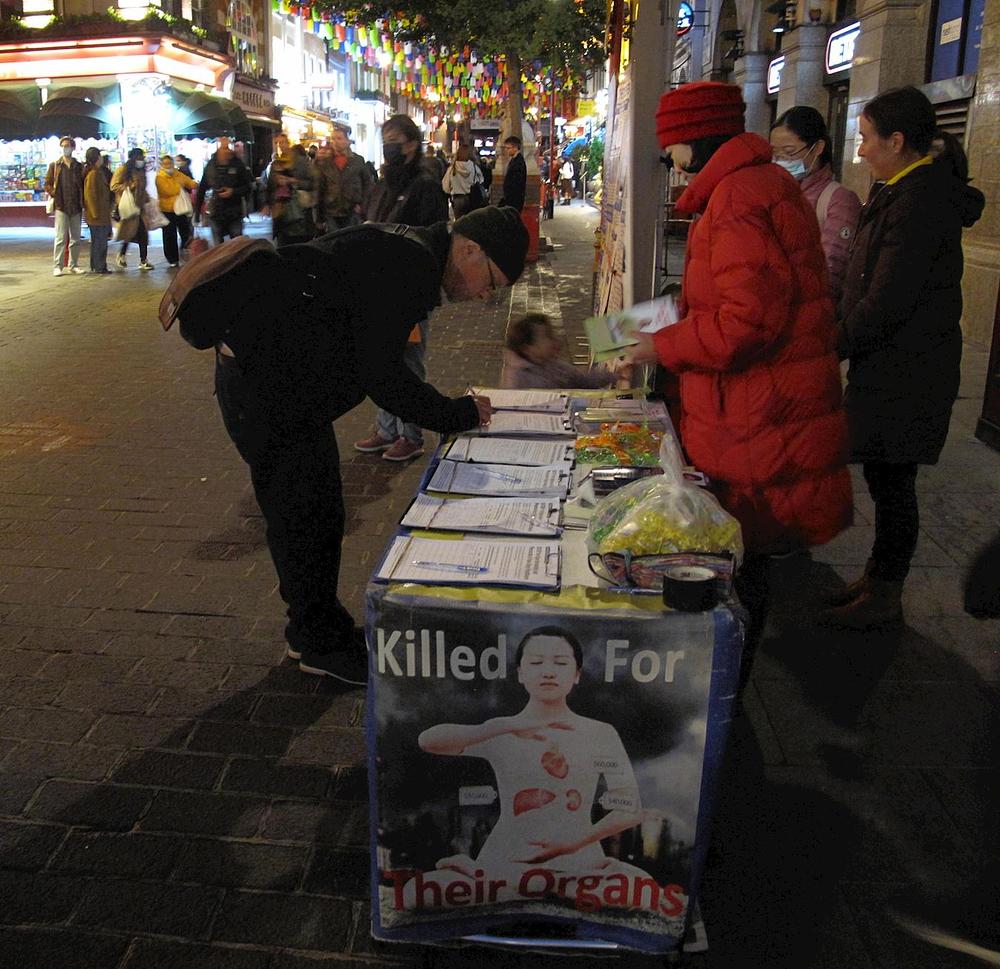 Praktikanti Falun Gonga u londonskoj Kineskoj četvrti 10. oktobra 2020. godine