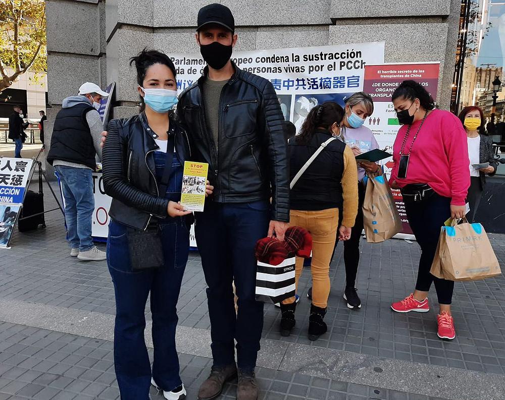 Karina i Rafael podržavaju mirni otpor praktikanata protiv progonu u Kini.