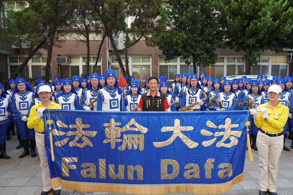 G. Dai Qingfu, organizator manifestacije, fotografisa se sa Falun Dafa praktikantima i zahvalio im na sudjelovanju
 
