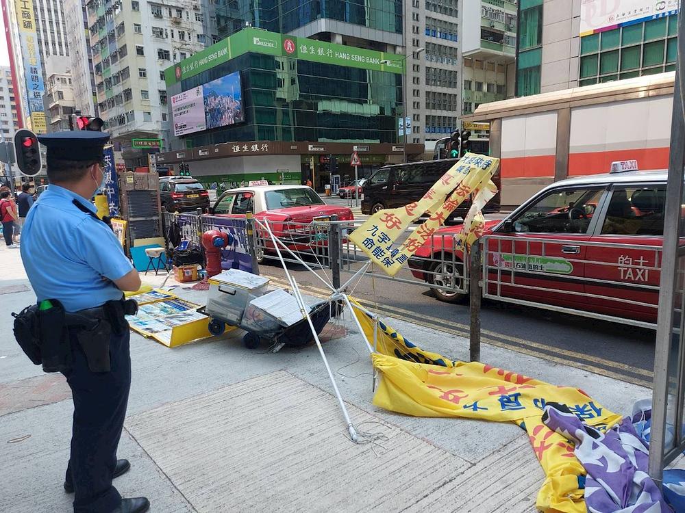 Četiri su nasilnika naoružana noževima i bojom u spreju napala Falun Gong štand u ulici Argyle, Mong Kok, 2. aprila 2021. Pri tome su vandalizovali transparente. 