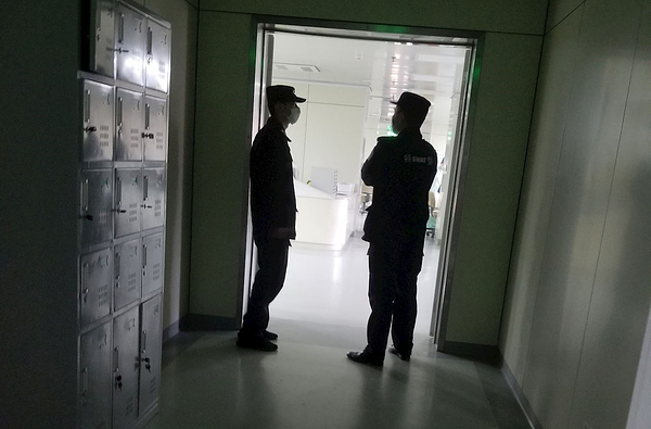 Policija čuva gospodina Yaoa u bolnici 