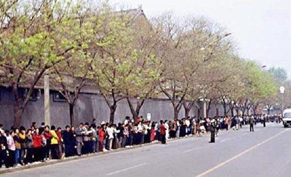 Oko 10.000 Falun Dafa praktikanta mirno apeluje ispred Centralne kancelarije za predstavke i žalbe u Pekingu 25. aprila 1999.