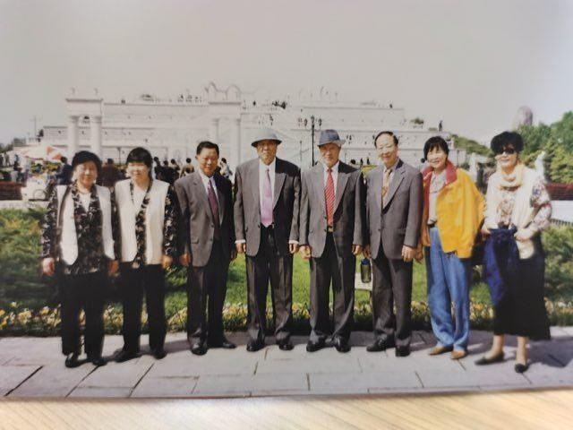 Vang Jinju (prva s desna) i njenih sedam braće i sestara, svi Falun Dafa praktikanti