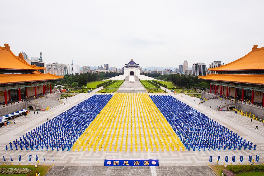 Praktikanti demonstriraju izvođenje Falun Dafa vježbi tokom aktivnosti održanih na LIberty Square-u 1. maja 2021. godine. 