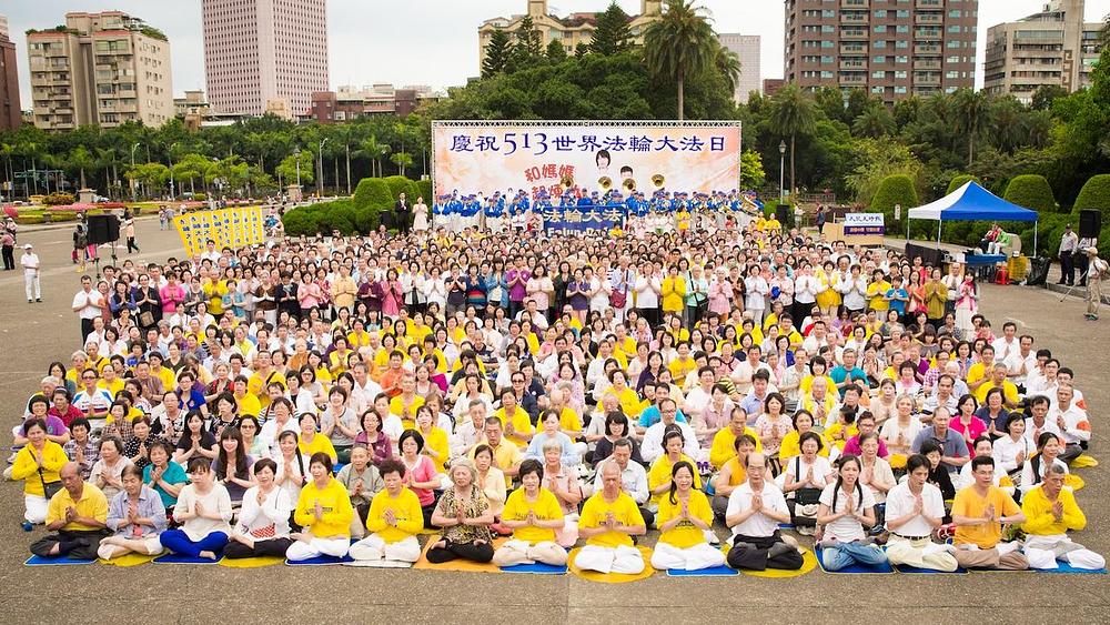 Oko tisuću Falun Dafa praktikanata iz gradova Taipei i Novi Taipei iskreno su poželjeli sretan rođendan gospodinu Li Hongziu.