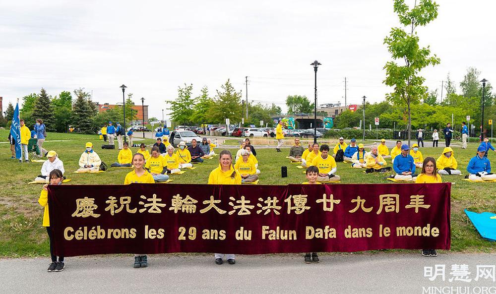 Praktikanti su održali veliku paradu u Sherbrookeu u Quebecu, 30. maja 2021. godine, kako bi proslavili Svjetski Dan Falun Dafa i 29. godišnjicu dana kada je praksa prvi put predstavljena javnosti u Kini. 