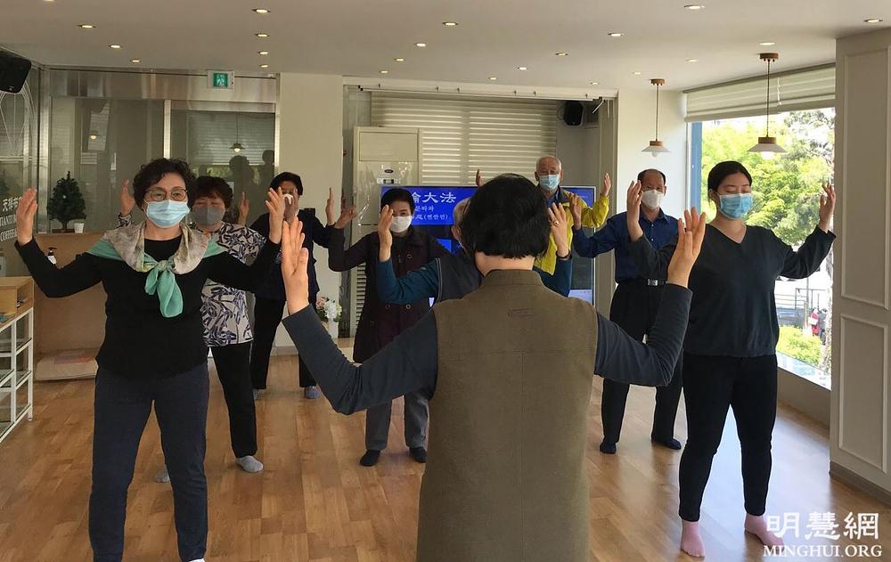 Polaznici devetodnevnog Falun Dafa seminara u Seulu uče vježbe.