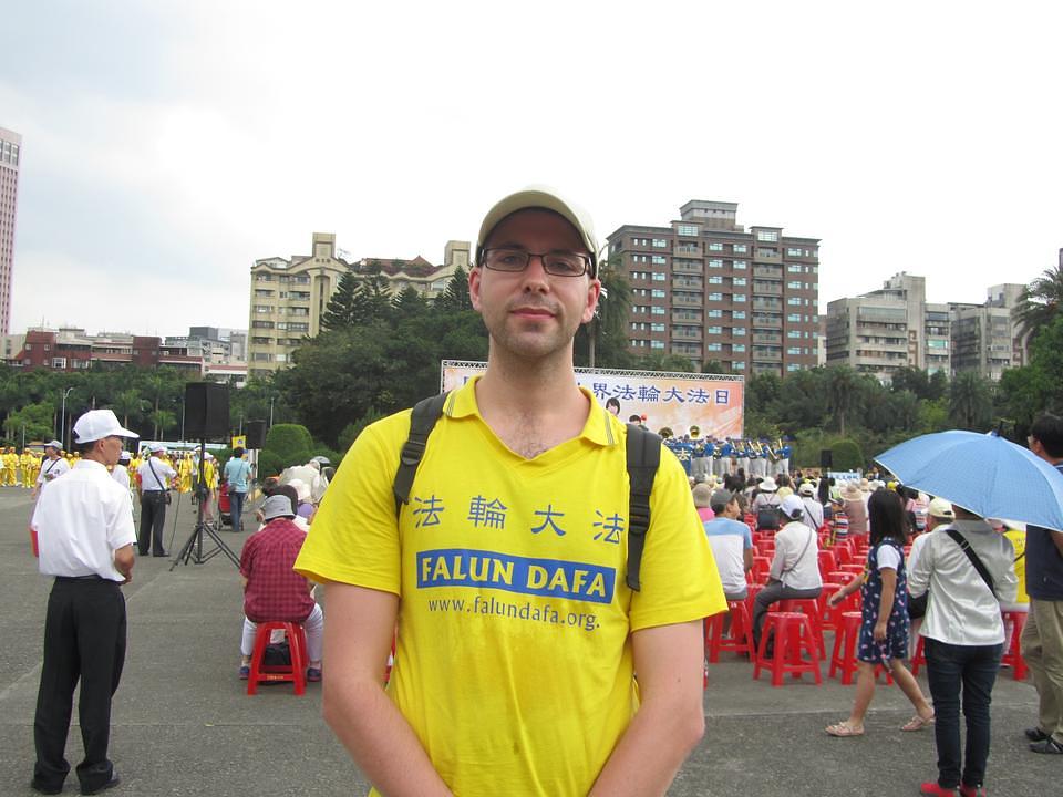 Nikolai Tschudin iz Švicarske zna čitati Zhuan Falun i na kineskom jeziku. On na Tajvanu uči kineski jezik.