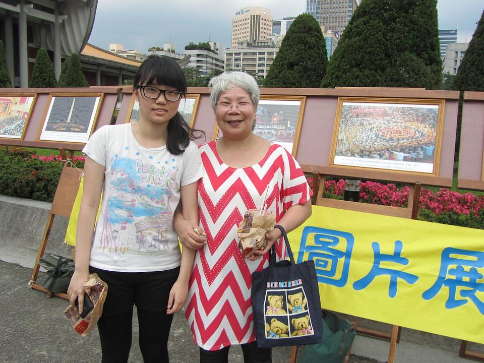 Kolegica sa sveučilišta, Wang Wei-ting je na proslavi bila u pratnji svoje tetke, gospođe Lin Shu-qin.