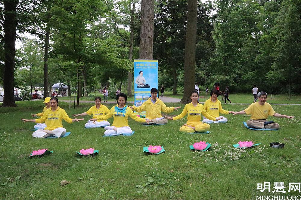 Praktikanti demonstriraju Falun Dafa vježbe na vježbalištu za prakticiranje na Nijagarinim vodopadima.