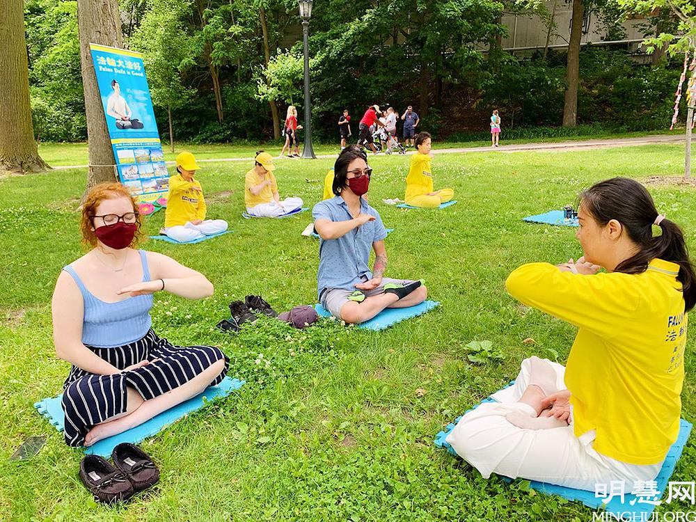 Andy i Dina uče Falun Dafa vježbe.