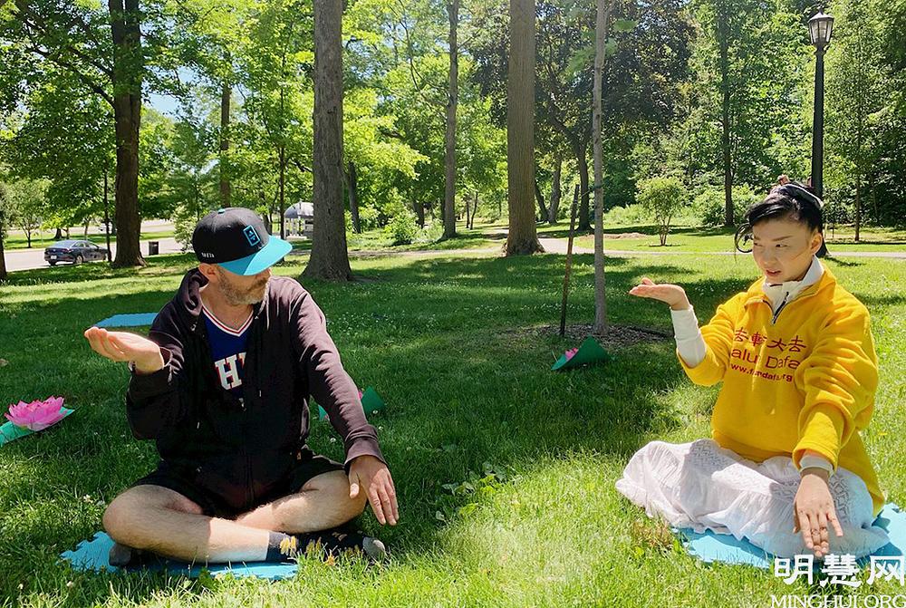 Shaun (lijevo) uči sjedeću meditaciju.