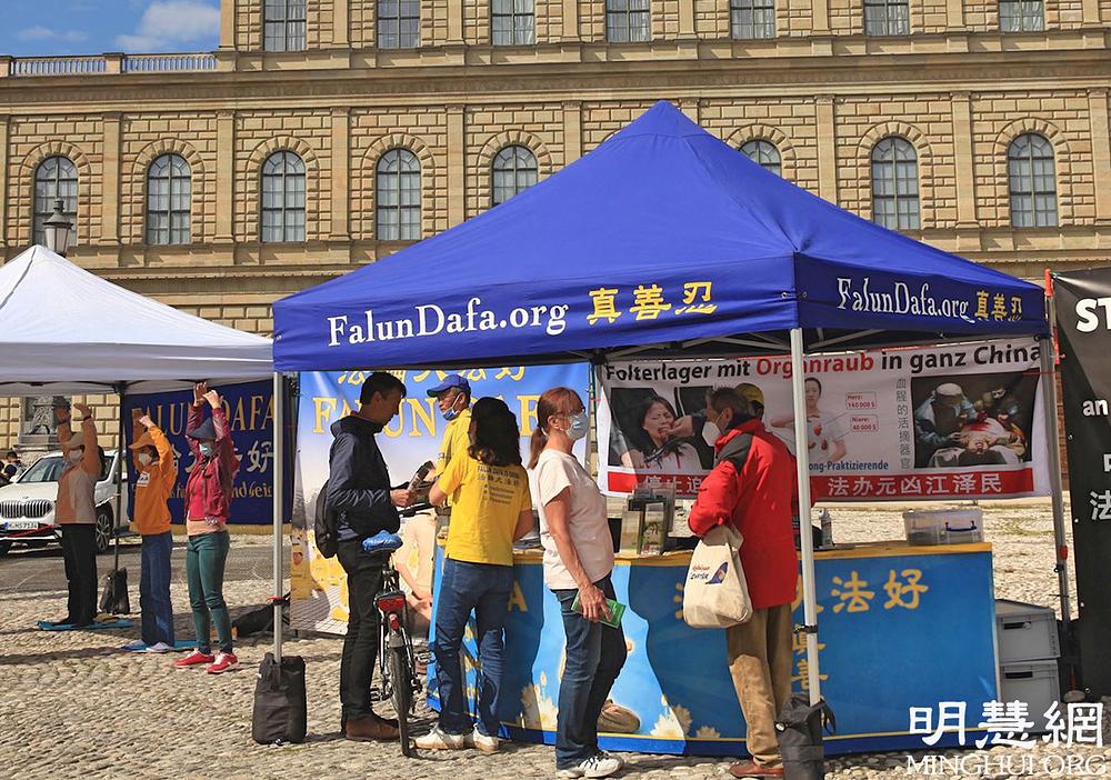 Praktikanti Falun Dafe održavaju informativni dan na Max-Joseph-Platzu, 29. maja 2021.
 