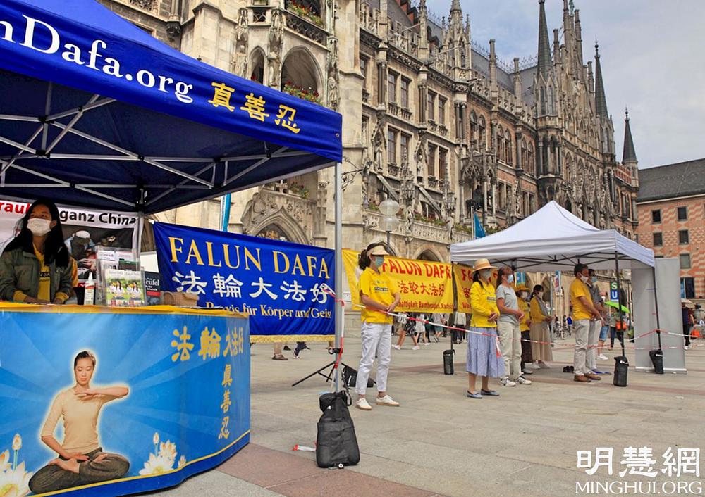 Falun Dafa Praktikanti održavaju informativne aktivnosti na Marienplatzu 5. juna 2021. 