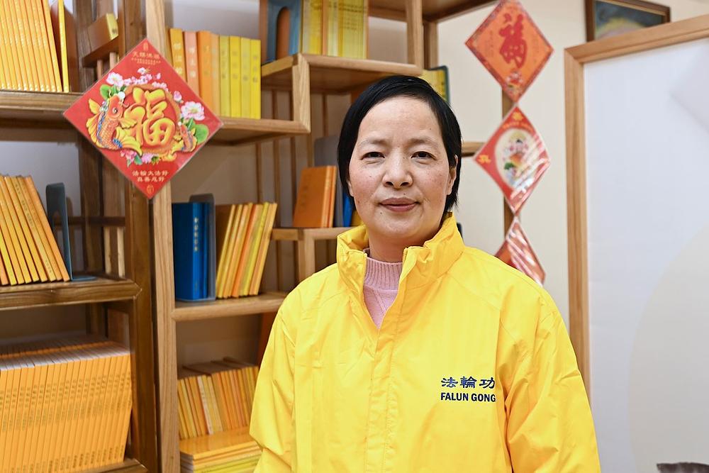 Gospođa Chen je otkrila Dafa kada je umirala od raka dojke u kasnoj fazi. Ona je zahvalna Učitelju što joj je dao novu priliku za život.
