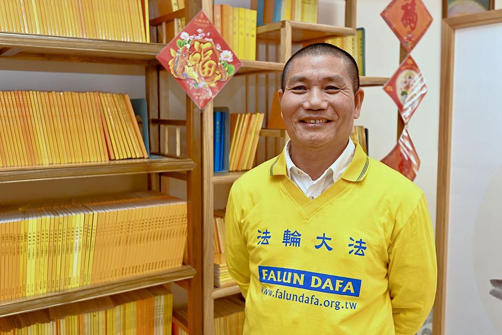 Hong Ruifeng, koji je počeo prakticirati u januaru mjesecu 1998. godine. On se oporavio od mnogih svojih zdravstvenih problema nakon što je počeo prakticirati Falun Dafa.