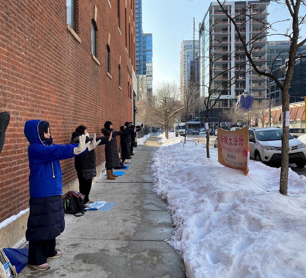Praktikanti demonstriraju izvođenje vježbi ispred kineskog konzulata u Čikagu.