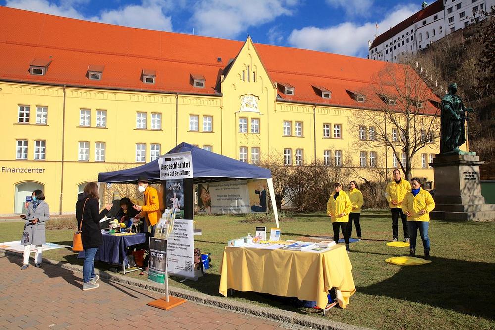 Praktikanti Falun Dafa su održali informativne aktivnosti  u gradu Landshutu u Njemačkoj 28. februara 2021. 