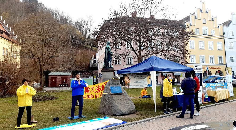 Praktikanti demonstriraju izvođenje  Falun Dafa vježbi kao dio cjelodnevnih aktivnosti u Landshutu 28. februara 2021. 