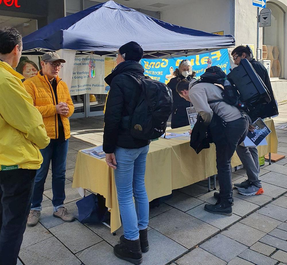 Prolaznici se informišu  o Falun Dafa i potpisuju peticiju kojom pozivaju na okončanje progona u Kini. 
