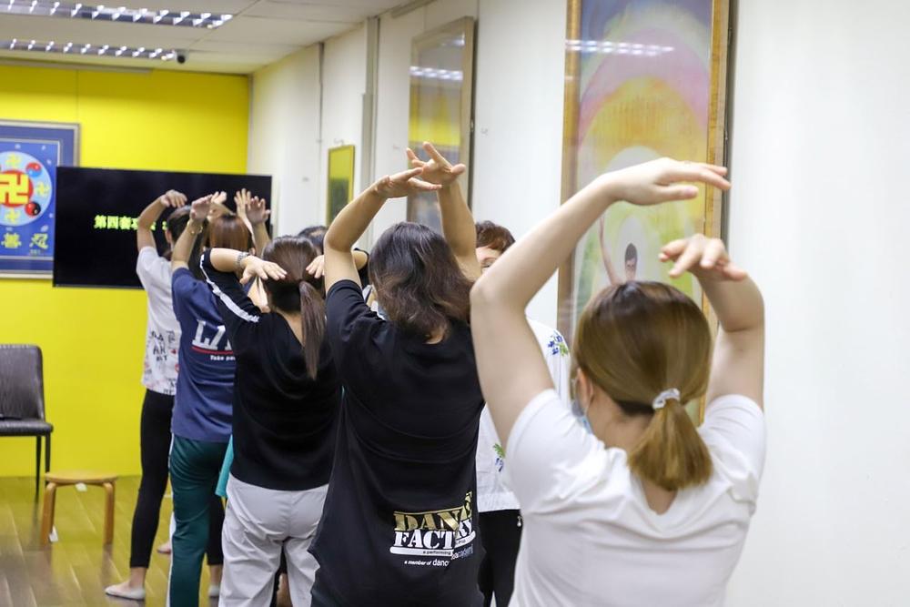 Učenici uče Falun Dafa vježbe.