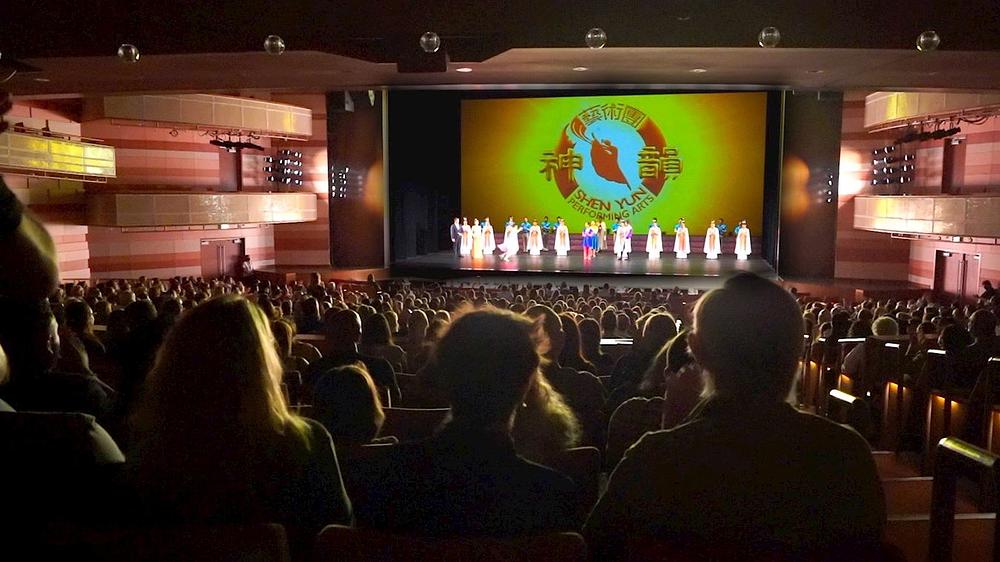 Touring Shen Yun Company je nastupila u pozorištu George S. i Dolores Doré Eccles u Salt Lake Cityju, Utah, 8. avgusta 2021. godine.