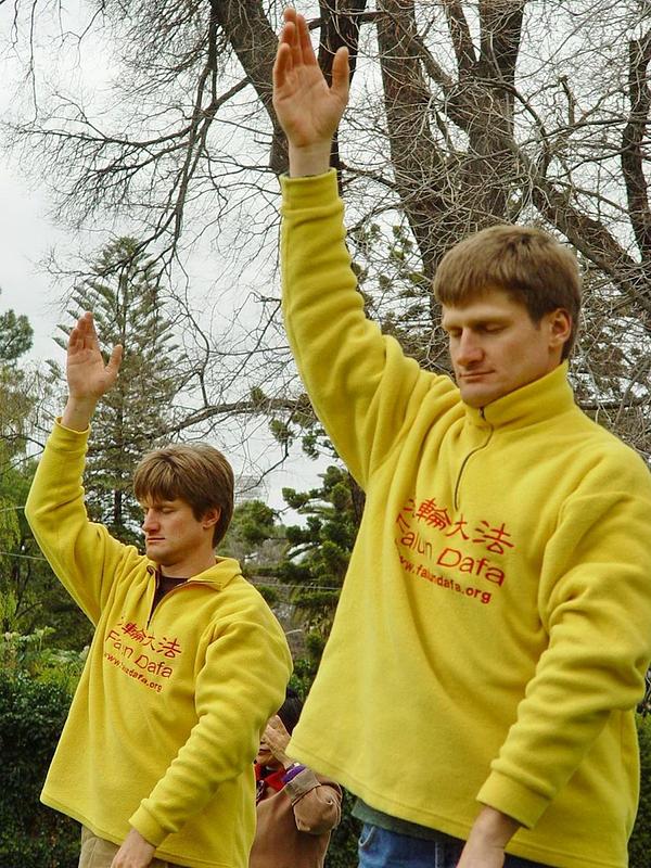 Simon i Nick vježbaju Falun Dafa u Melbournu.