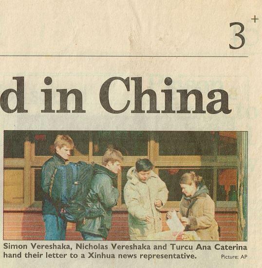  The Age je izvijestio o Simonu, Nicku i Kati koji su putovali u Peking. AAP na fotografiji prikazuje Kati (desno) kako predaje pismo peticije.