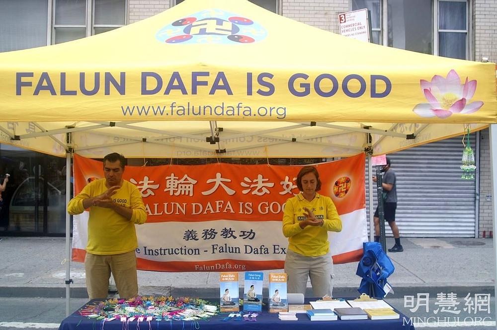 Falun Dafa praktikanti demonstriraju izvođenje vježbe tokom uličnog festivala na Manhattanu.