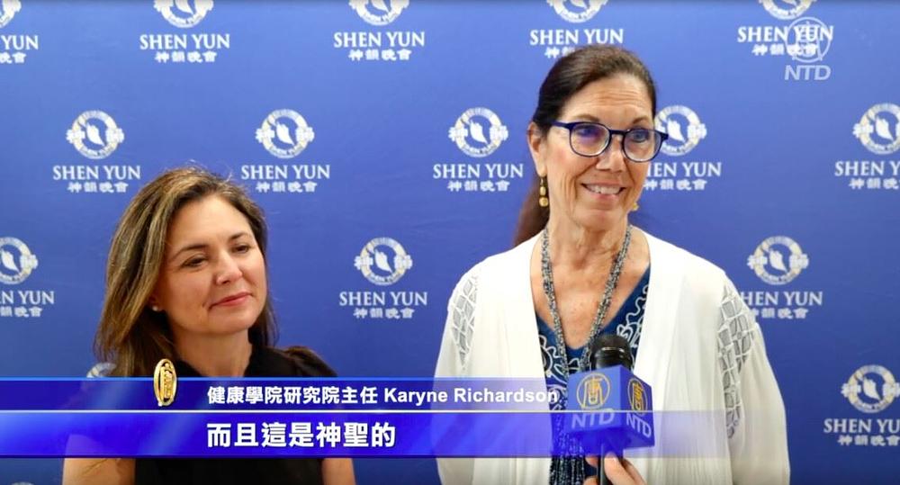 Karyne Richardson (desno), direktorica diplomskih studija na Institutu za zdravlje putem zvuka i integrativne medicine, je Shen Yun gledala sa svojom prijateljicom u Eisemann centru u Richardsonu 4. septembra 2021. godine.