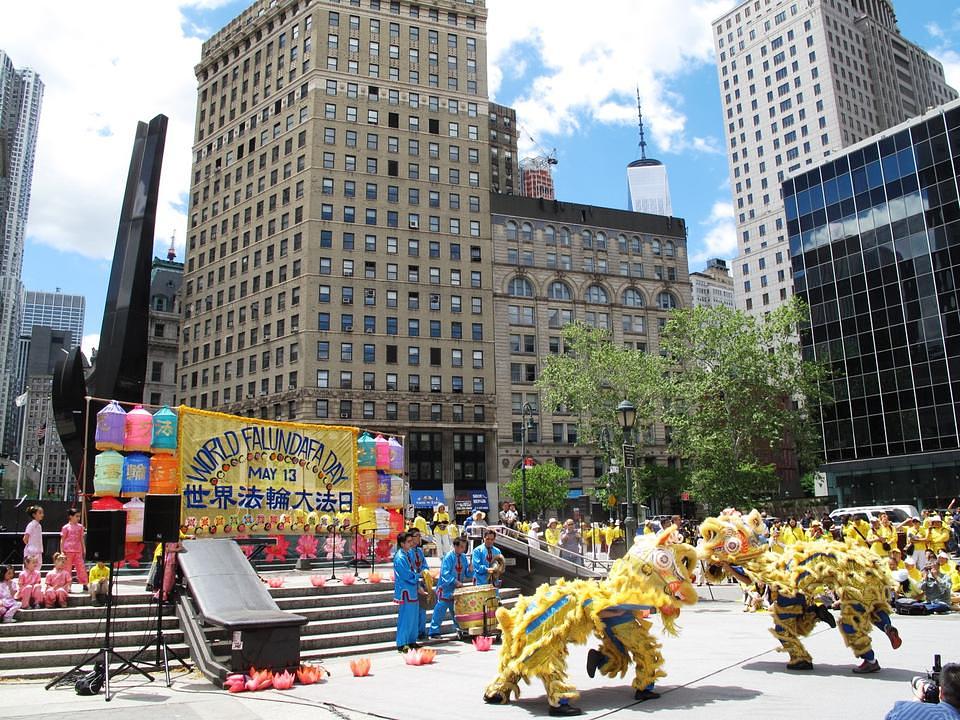 Falun Dafa praktikanti izvode lavlji plese na proslavi Svjetskog Falun Dafa dana 13. maja 2015.
