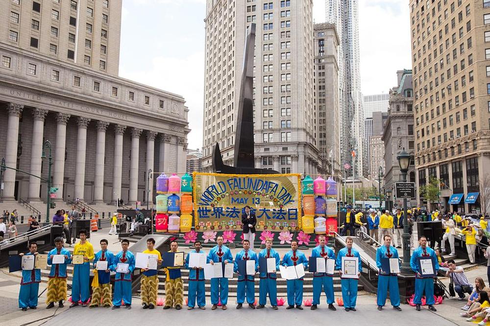 Praktikanti prikazuju više od 40 priznanja, koja su uručene Falun Dafa na federalnim, državnim i gradskim nivoima.