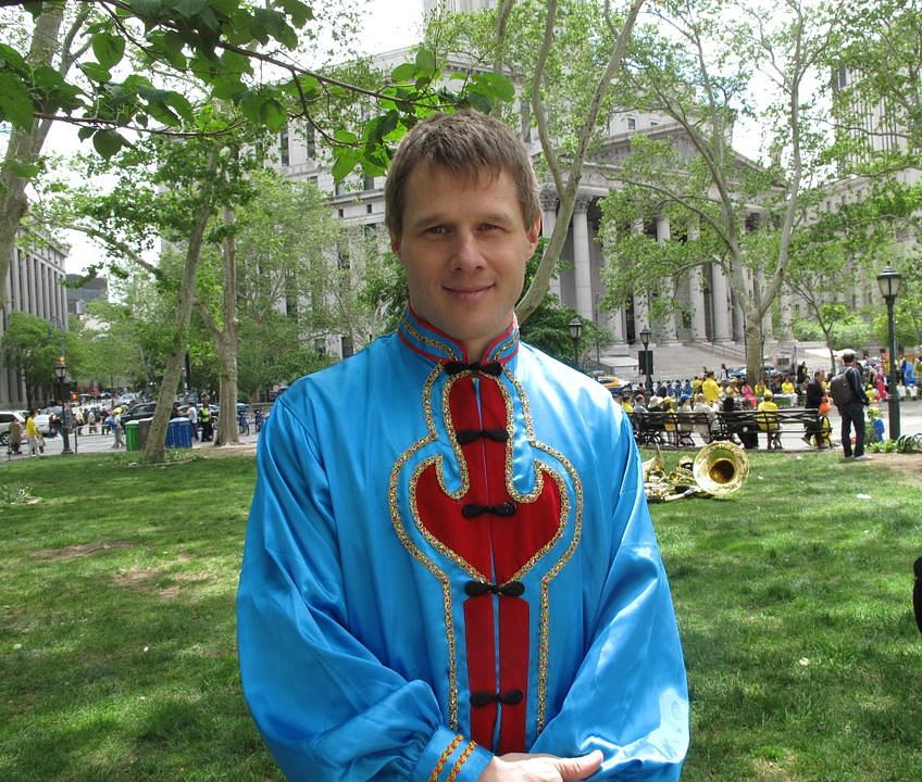 Peter Recknagel iz Njemačke učestvovao je u zmajevom plesu i demonstraciji Falun Dafa vježbi na trgu Foley.