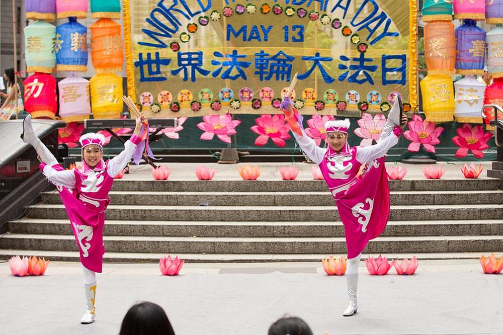 Dvije 11-godišnje praktikantice u New Yorku izvode Mongolski ples. Na pitanje šta bi željele da kažu povodom Svjetskog Falun Dafa dana, one su odgovorile: "Sretan Rođendan, Učitelju Li!"