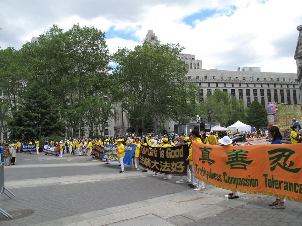 Osim nastupa, Falun Dafa praktikanti također drže transparente sa istom porukom: "Falun Dafa je dobar. Zaustavite progon u Kini."