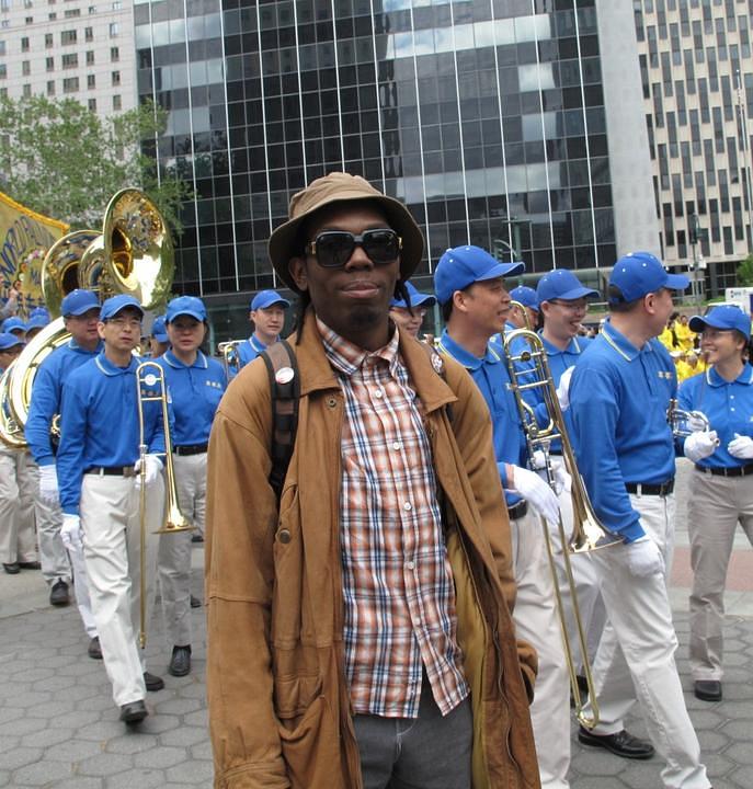 Muzičara Stevena iz New Yorka je privukla demonstracija Falun Dafa vježbi na trgu Foley. On je saznao za progon prakse od strane kineskog komunističkog režima i potpisao peticiju koja poziva na kraj progona.