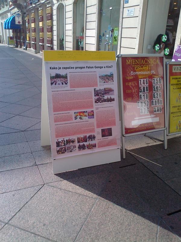 Plakat sa faktima o progonu Falun Gonga u Kini