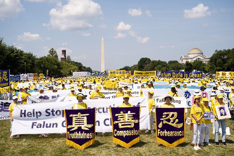 Praktikanti su se okupili ispred National Malla u Washingtonu, 16. jula 2021. godine, pozivajući na okončanje progona Falun Gonga od strane KPK, dugog već 22 godine.