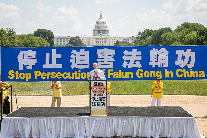 Frank Gaffney, izvršni predsjednik Centra za sigurnosnu politiku, se zahvalio Falun Gong praktikantima što pomažu Amerikancima da saznaju za "smrtnu prijetnju" od KPK.