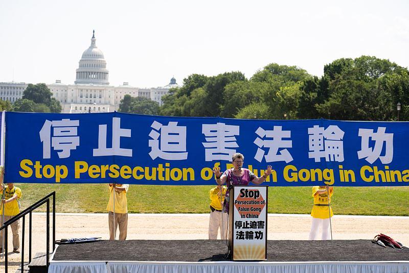 Faith McDonnell, direktorica advokature u Katartismos Globalu i bivša direktorica Programa za vjersku slobodu na Institutu za religiju i demokratiju, se zahvalila praktikantima Falun Gonga na tome što "zagovaraju istinu".