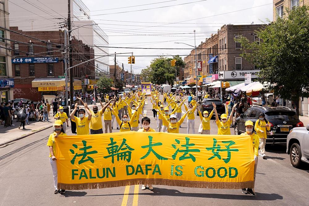 Praktikanti su 18. jula 2021. godine održali veliku paradu u Brooklynu kojom su pozvali na okončanje 22 godine dugog brutalnog progona u Kini.