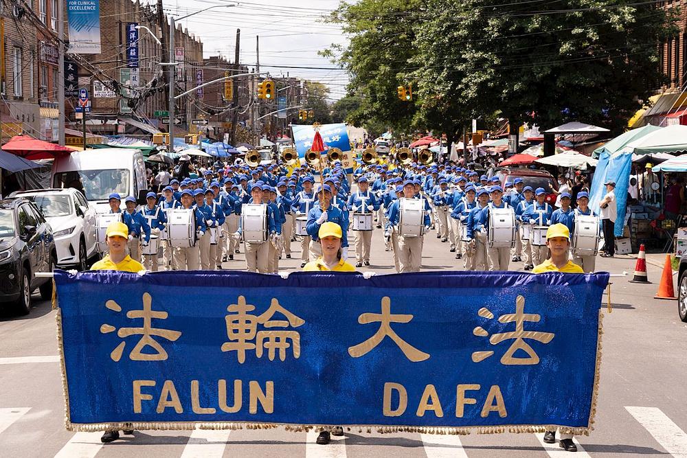  Skoro 1.000 Falun Gong praktikanata marširaju Osmom avenijom u Bruklinu u Njujorku 18. jula 2021. dok pozivaju na okončanje progona.